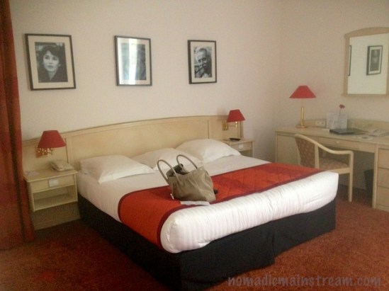 OK, so it's a King-sized bed, but check out the carpet